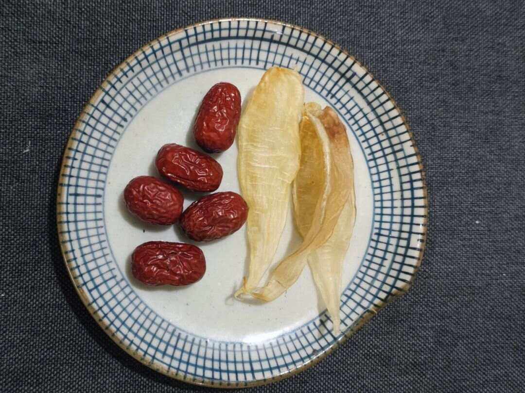 瘦肉、鱼胶与莲子的食材摆盘图