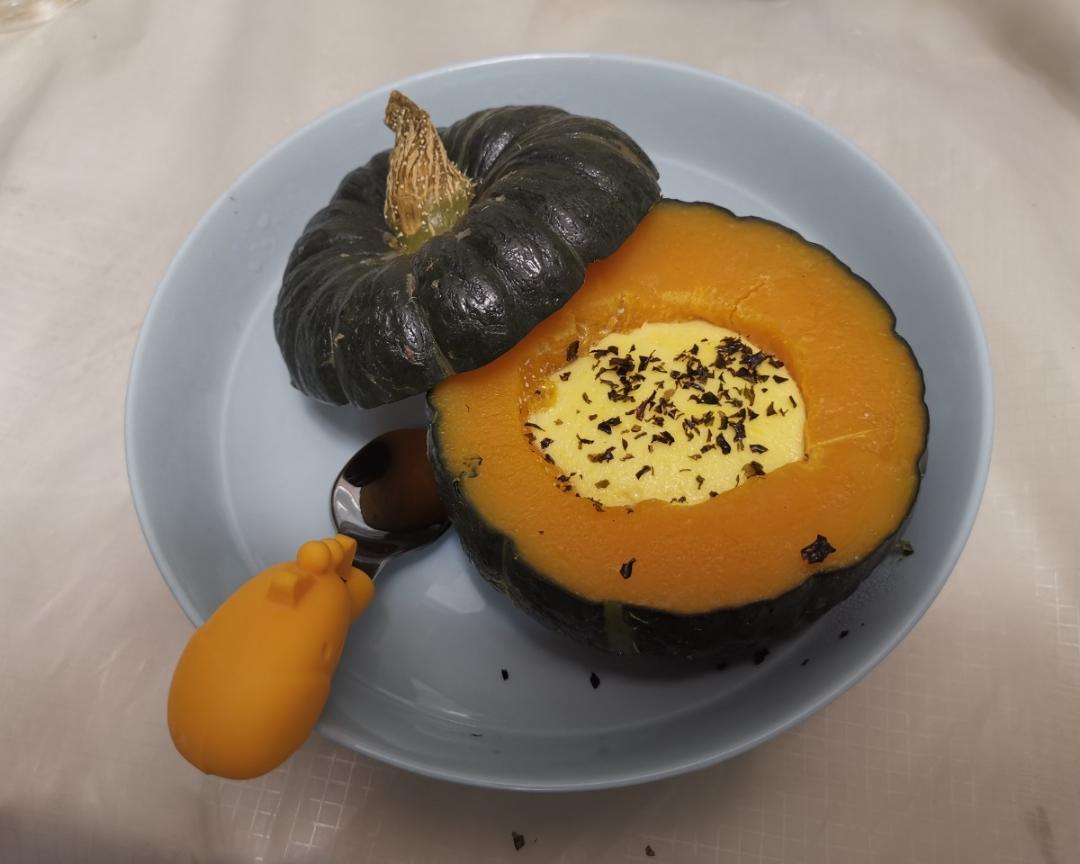 锅中正在熬制的南瓜奶油