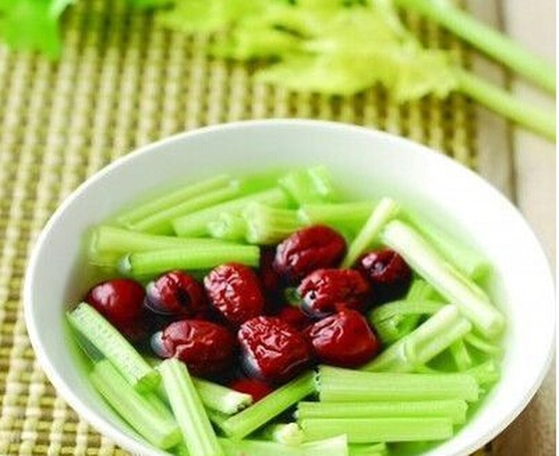 芹菜与鲜枣的食材准备过程,展示洗净切好的芹菜和新鲜鲜枣 芹菜与鲜枣的食材准备过程