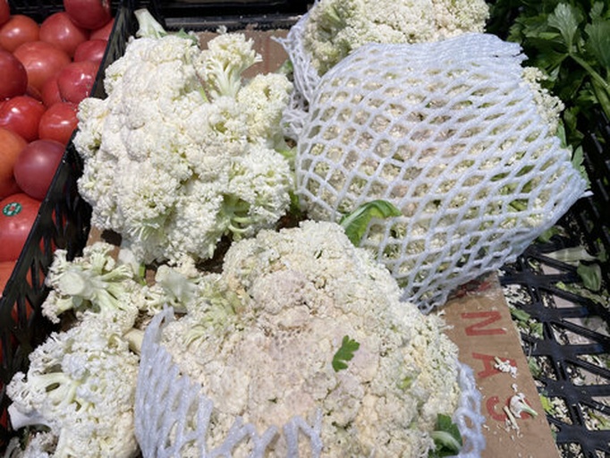 一张整洁的展台上陈列着多种以花菜子为原料的加工食品,包括冻干花椰菜颗粒、即食花菜米饭替代品、花菜子粉冲剂、真空包装鲜切花球、以及儿童辅食类产品,包装设计现代简洁,标签清晰标注‘非油炸’‘低GI’‘高纤维’等健康属性 花菜子深加工产品展示图