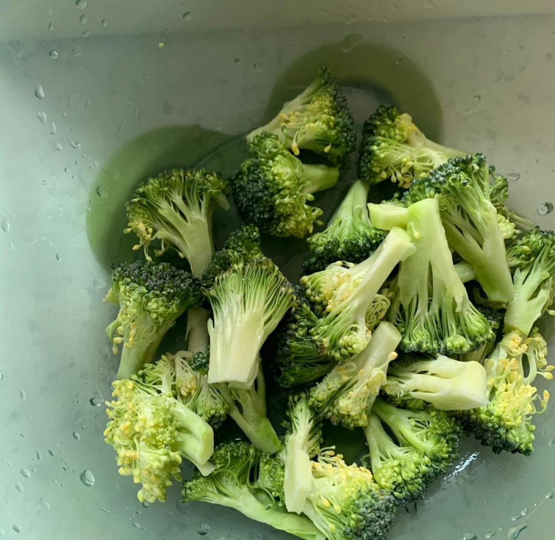 切开的西兰花展示花与茎的连接处