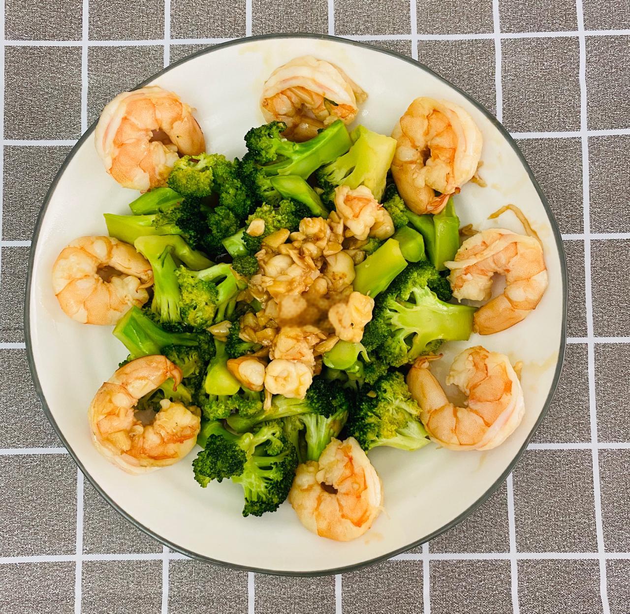 成品西兰花炒虾仁摆盘效果