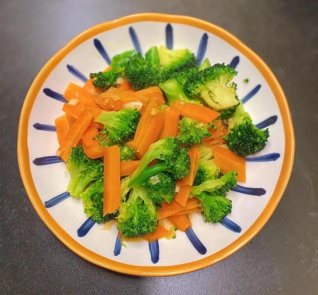 西兰花与胡萝卜清炒成品