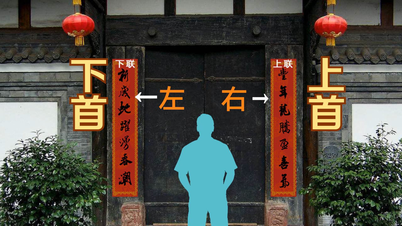 一座岭南风格的老式民居,红漆大门上悬挂着一对铜制门环,每个门环下方都系着一束用红绳绑好的新鲜柚子叶,叶片翠绿油亮,背景有晨光洒落,营造出浓厚的传统节日与风水辟邪氛围 传统民居门前悬挂新鲜柚子叶的场景