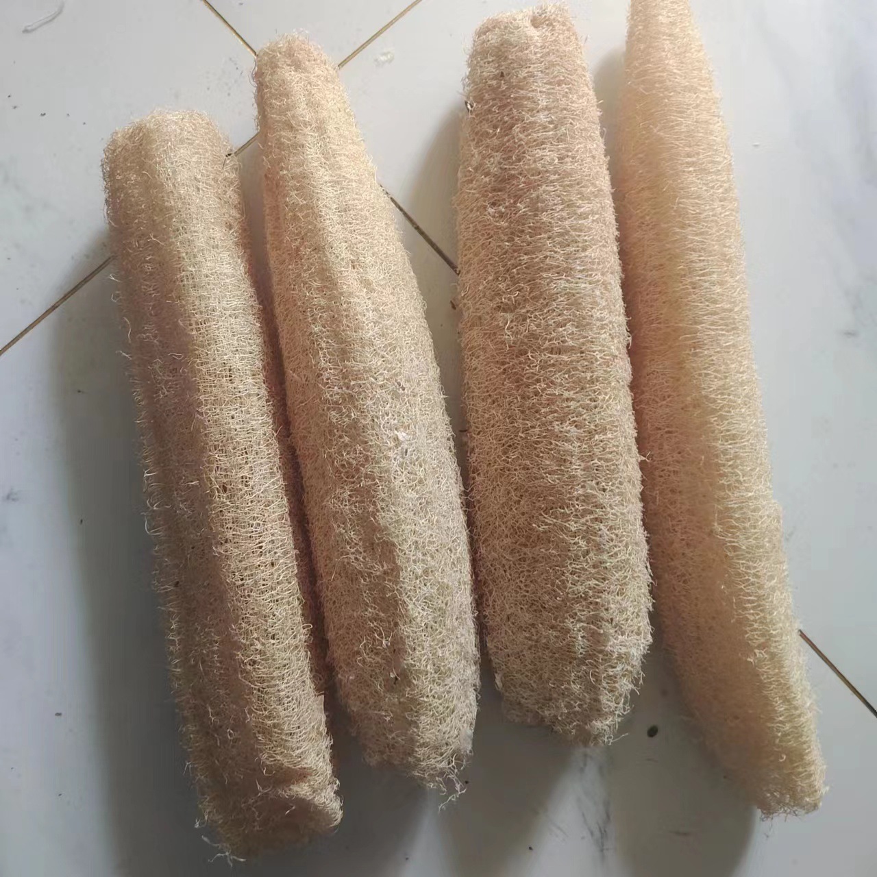 家庭厨房中使用瓜络清洁蔬菜的画面