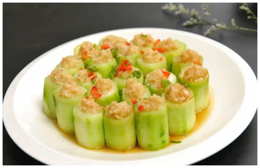 传统手工焙炒丝瓜籽工艺实拍:突出陶锅、木铲、竹匾等天然工具,籽粒油润有光泽,体现低加工、高保留营养的健康加工方式 手工焙炒丝瓜籽特写:陶制浅口锅中铺满深褐色丝瓜籽,木铲轻翻,表面泛油光,背景为竹匾晾晒的干丝瓜络与玻璃罐装成品籽仁
