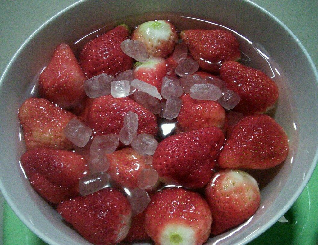 草莓牛奶榨汁成品图