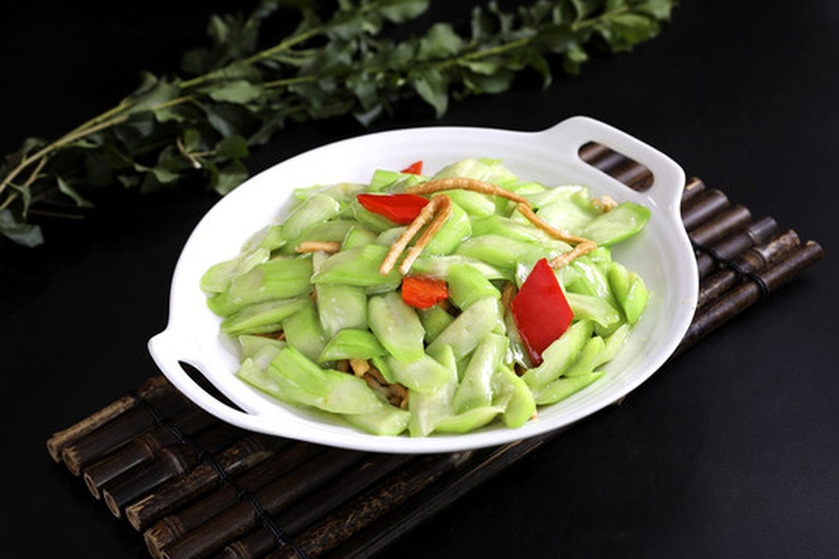 丝瓜菜肴摆盘图