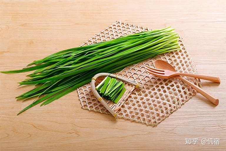 家庭厨房中摆放的韭菜与韭菜花酱