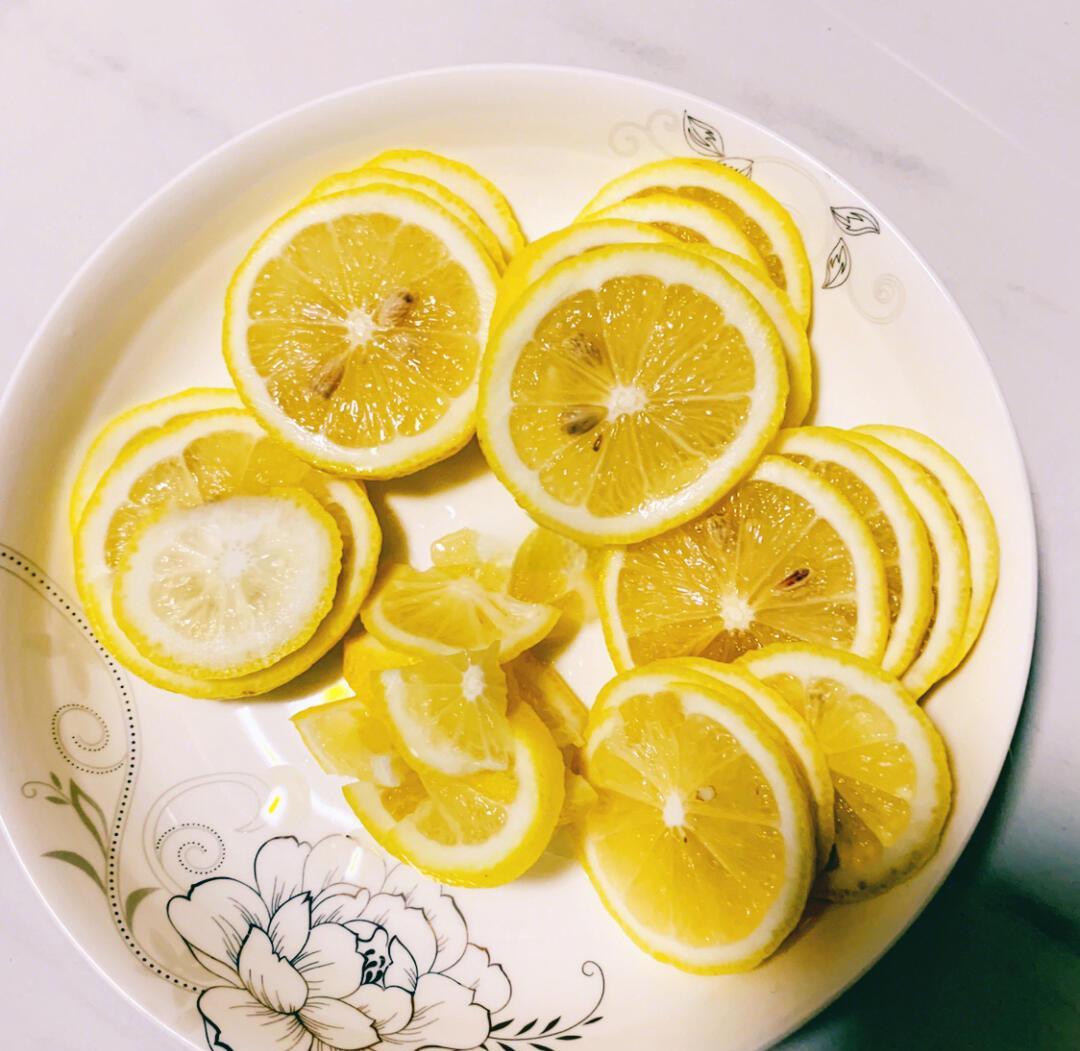 酸梨与其他水果搭配的果盘