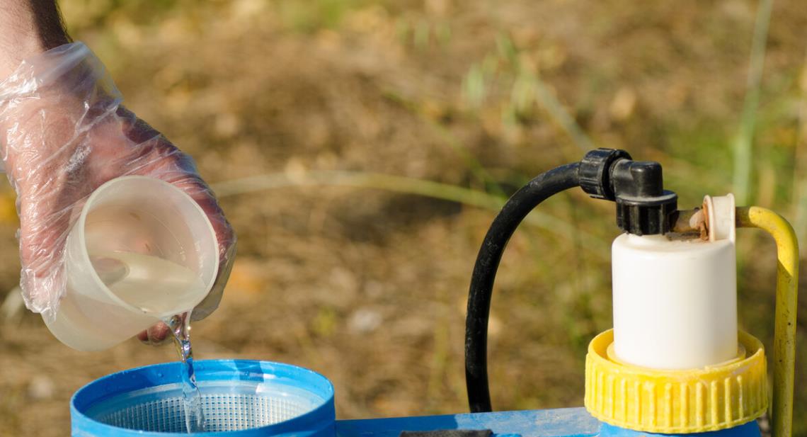 面部接触化学药剂后的应急处理示意图