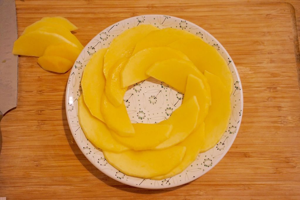 切开的新鲜芒果与变质芒果对比