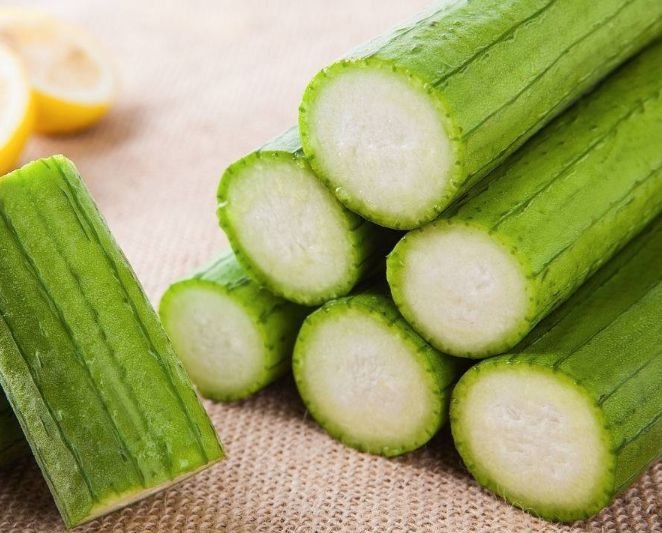 丝瓜与番茄的食材处理过程
