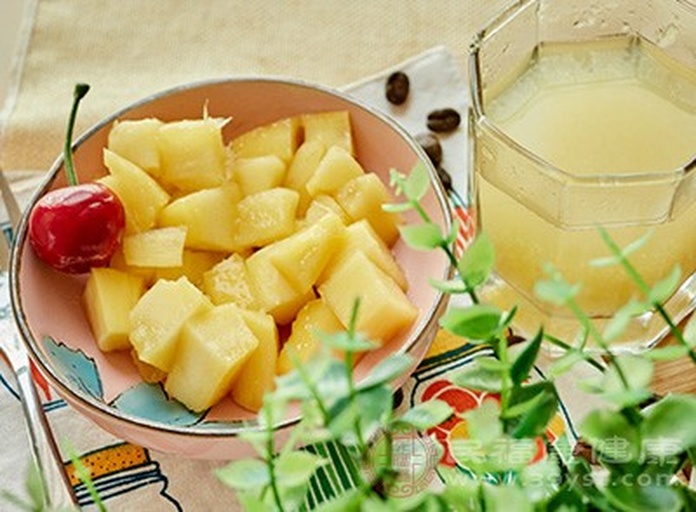 一张健康饮食拼盘,中央摆放切块的黄桃,旁边配有燕麦粥、坚果、酸奶和一小把蓝莓,整体呈现在白色陶瓷盘中,背景为明亮厨房环境,传达均衡营养理念 黄桃与健康饮食搭配示意图