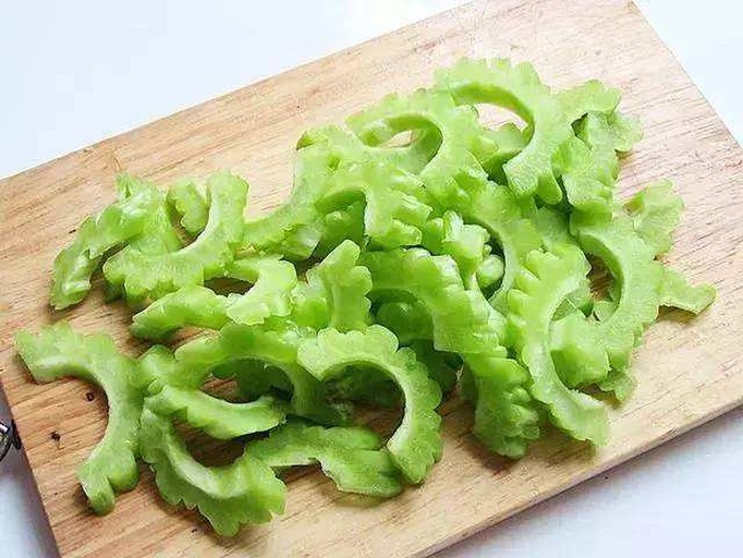 苦瓜刮瓤特写