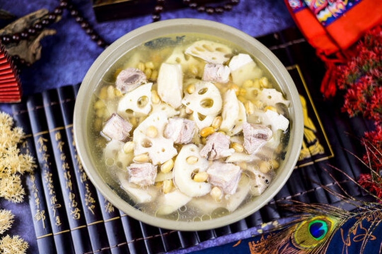三联式美食摄影图:左侧为砂锅炖莲藕汤,汤色乳白,使用切块的7孔莲藕;中间为晶莹剔透的凉拌藕片,摆盘精致,使用薄切的9孔莲藕;右侧为农家铁锅炒藕丝,焦香微韧,展示两种藕丝的不同状态;背景为中式厨房环境,光线柔和自然 莲藕烹饪应用场景图