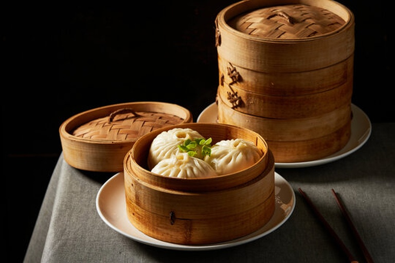 蒸好的香菇油菜素馅包子成品图
