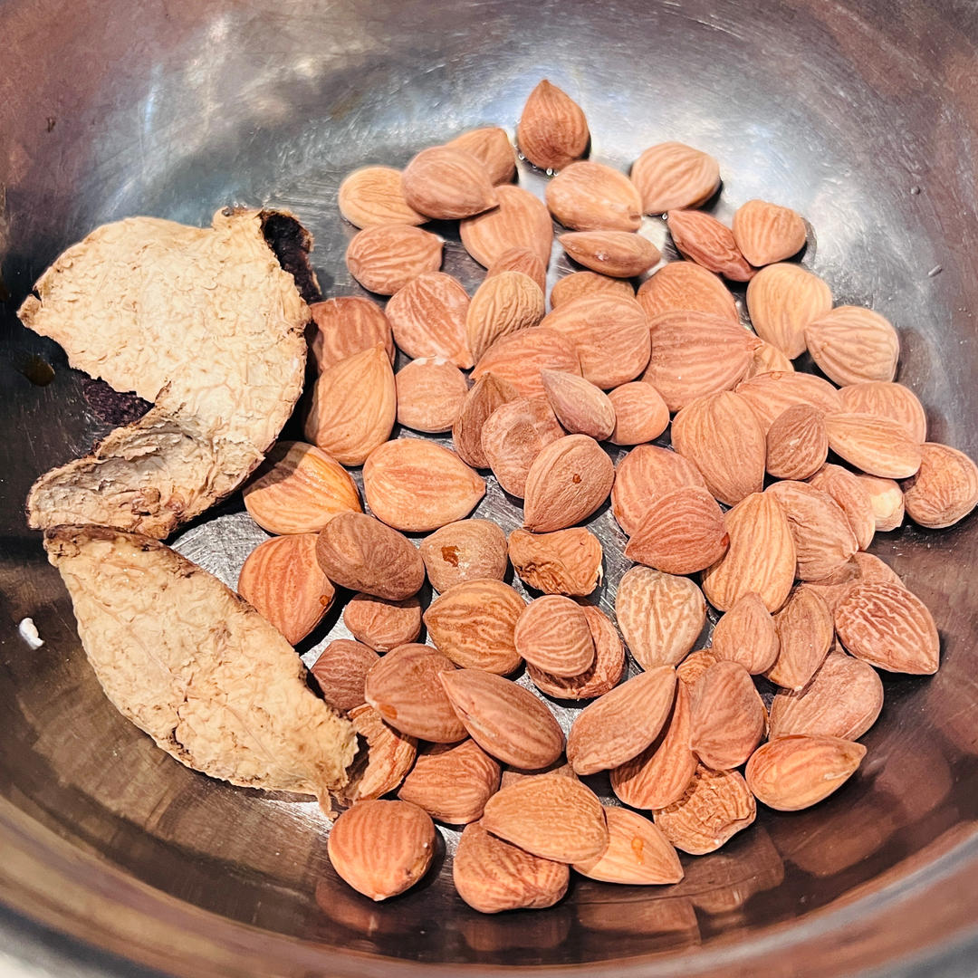 三联式美食对比图:统一使用直径12cm白瓷碗,呈现同一基础煮杏的三种功能化延伸形态;重点展示色泽差异(清亮/浅褐/米白)、质地差异(透亮块状/悬浮纤维/柔滑糊状)、配料可见度(无添加/陈皮丝清晰/燕麦颗粒微显),直观传递‘一杏多效’核心价值 三格对比摆盘图:左格为原味水煮杏(白瓷碗),中格为陈皮杏露(浅褐汤色+细陈皮丝漂浮),右格为燕麦杏粥(米白色浓稠质地+杏块若隐若现),三碗并列于原木砧板上,背景虚化