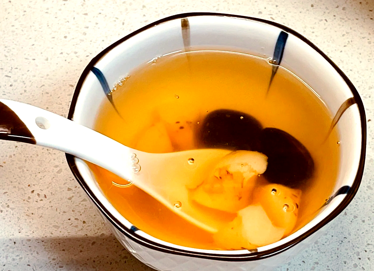 一碗热气腾腾的粉葛排骨汤特写