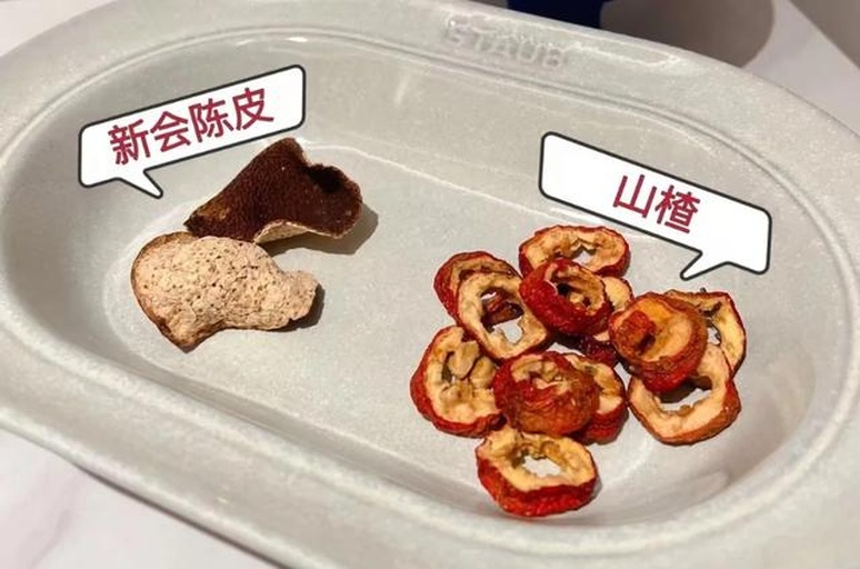 高清俯拍图:左侧为三年新会陈皮(棕褐色、猪鬃纹明显、对光透亮呈网状油室)、右侧为干制南山楂果(暗红色、表面皱缩、直径约2–2.5cm、带宿存萼片;两者均置于白瓷盘中,背景为木质砧板,体现道地产区食材本真质感 新会陈皮与南山楂果实物对比图