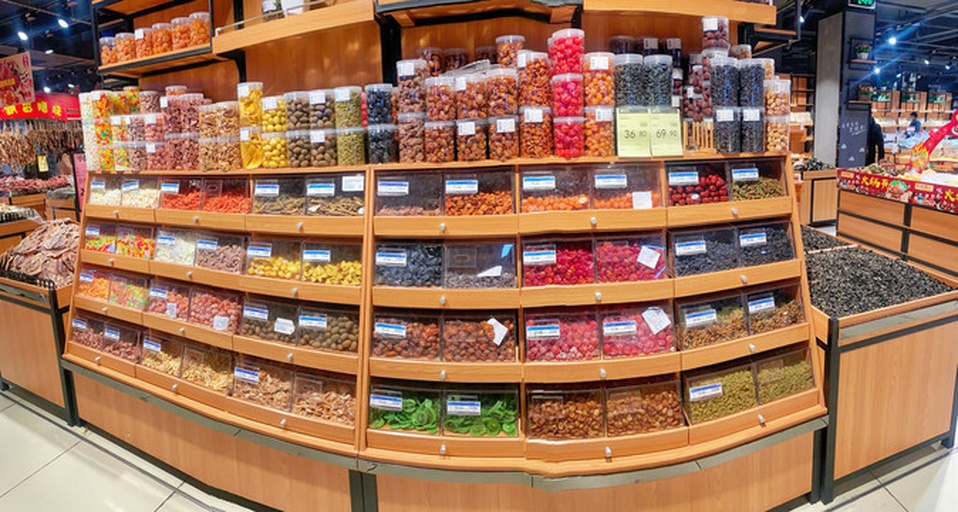 超市货架上的甘草金桔商品陈列