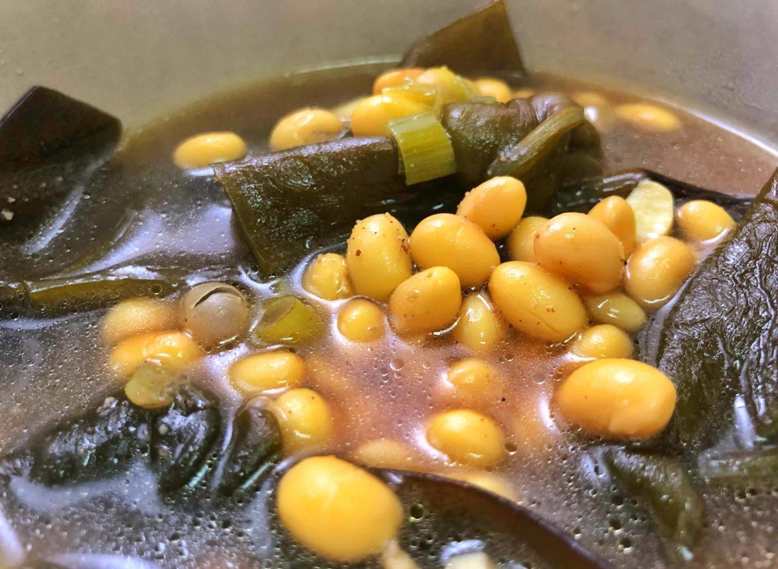 家庭制作海带豆浆羹场景