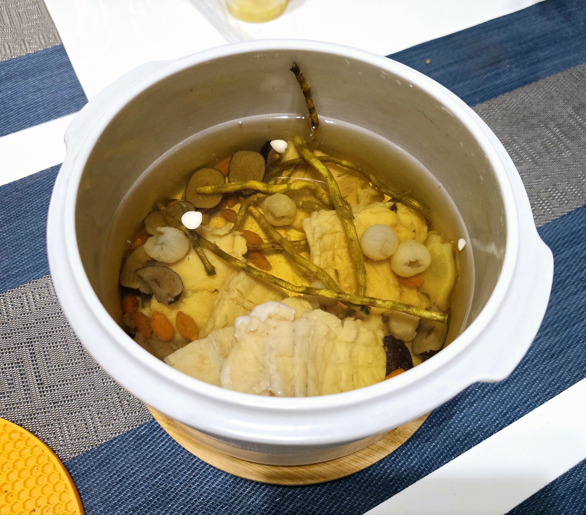 红枸杞加入炖汤场景