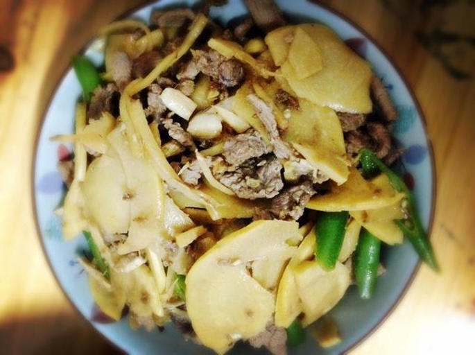 竹笋菜肴成品图：竹笋炒肉片搭配青椒