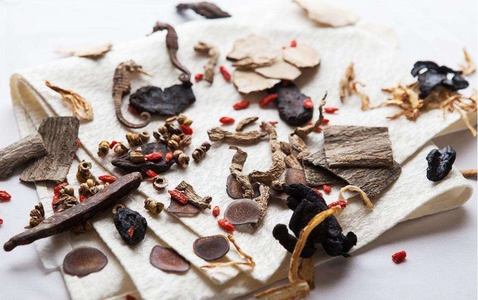 一组传统中药饮片平铺展示:包括人参片、茯苓块、白术片、炒薏苡仁、山药片、莲子、白扁豆、砂仁壳、桔梗段和炙甘草片,背景为浅色麻布,体现自然中医药材氛围 参苓白术丸组方药材组合图