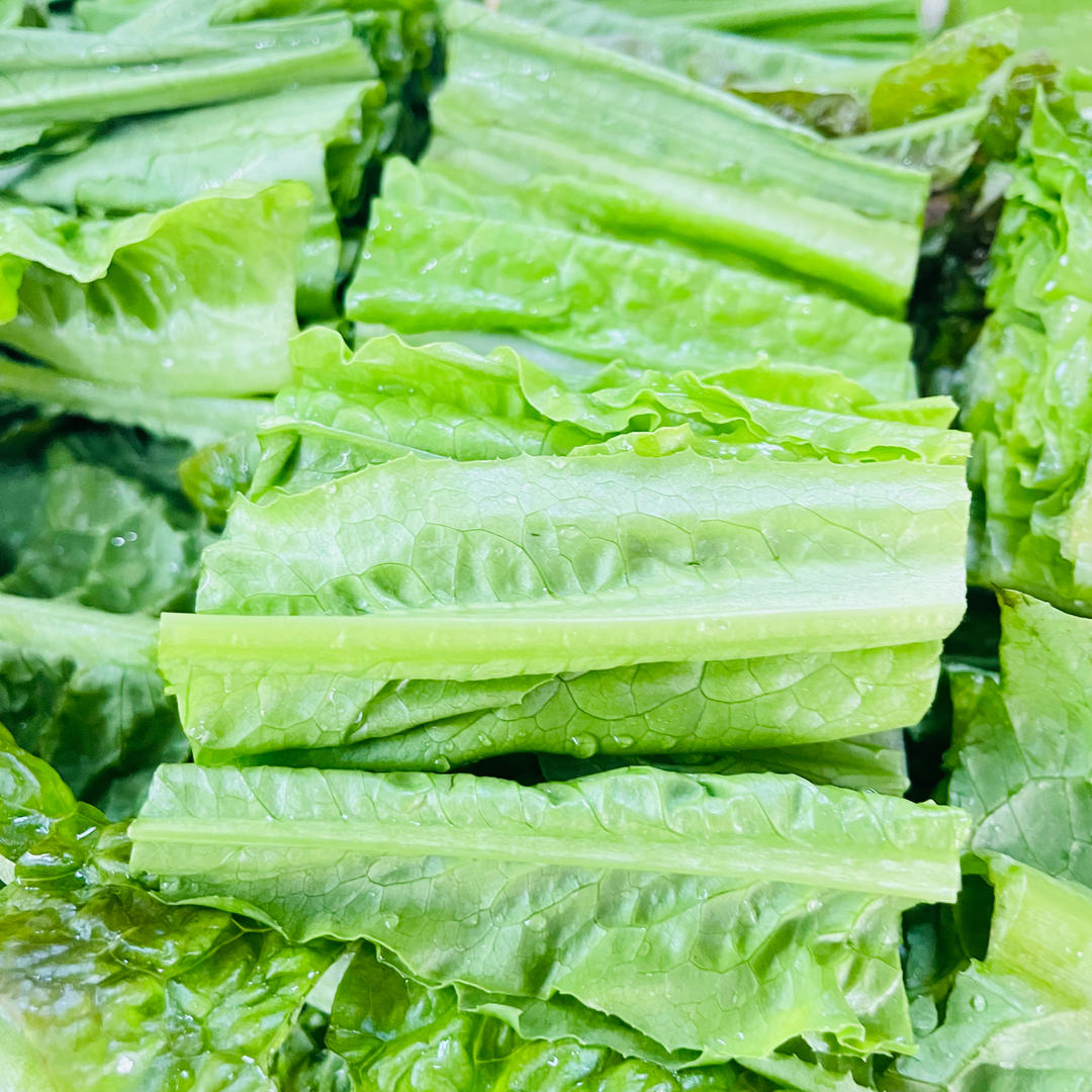 高清俯拍:砧板上整齐码放的横向切生菜条(翠绿饱满)、香菜嫩茎段(浅绿带白节)与完整香菜叶片(舒展深绿),旁边有厨房纸吸水过程特写,体现‘吸干’关键动作 生菜香菜预处理特写