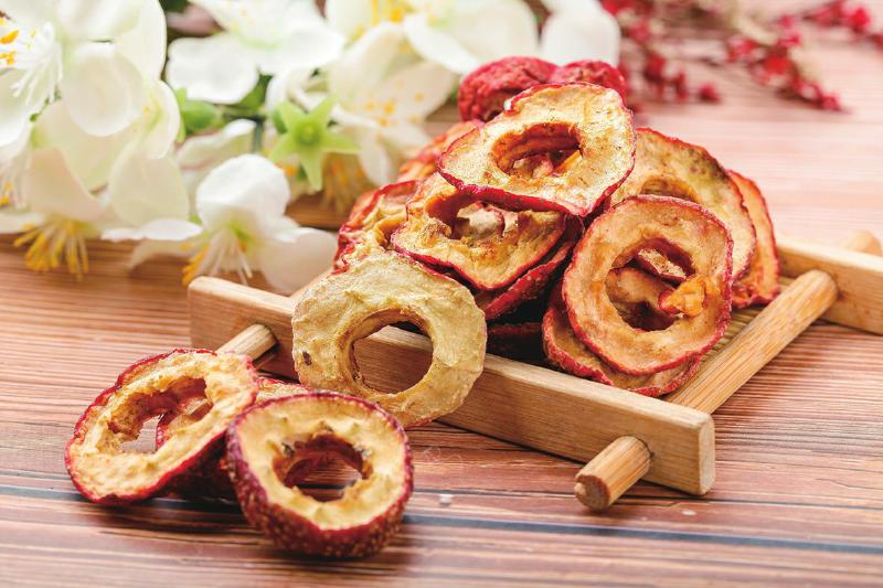 成熟歪把红山楂与加工产品的组合陈列图