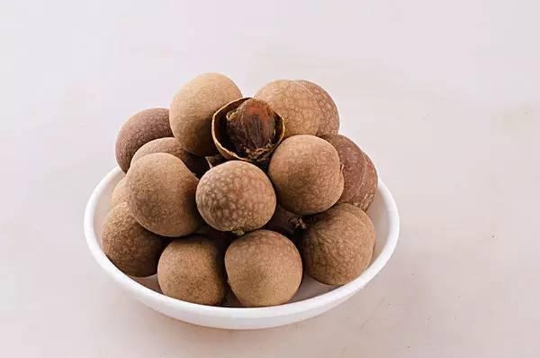 实物对比摄影:桂圆干与鲜桂圆重量体积关系可视化,标注精确克重与形态差异,强化‘干 vs 鲜’认知差 桂圆干与鲜桂圆对比图:左侧为棕褐色卷曲状桂圆干,表面略带糖霜;右侧为新鲜剥壳桂圆果肉,晶莹湿润;中间用电子秤显示15克桂圆干≈120克鲜桂圆,直观呈现脱水浓缩效应