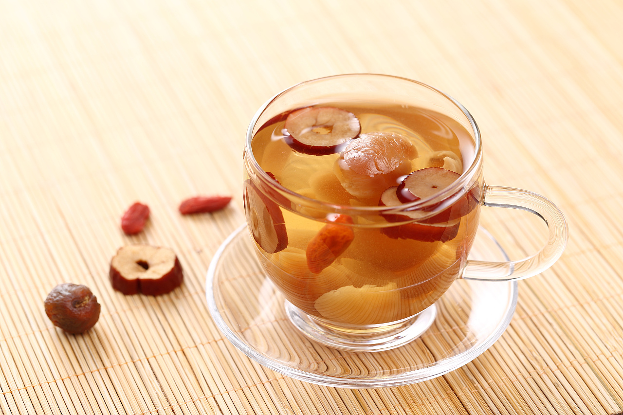 山竹与红枣、枸杞搭配的健康饮品组合 山竹与温性食材搭配示意图