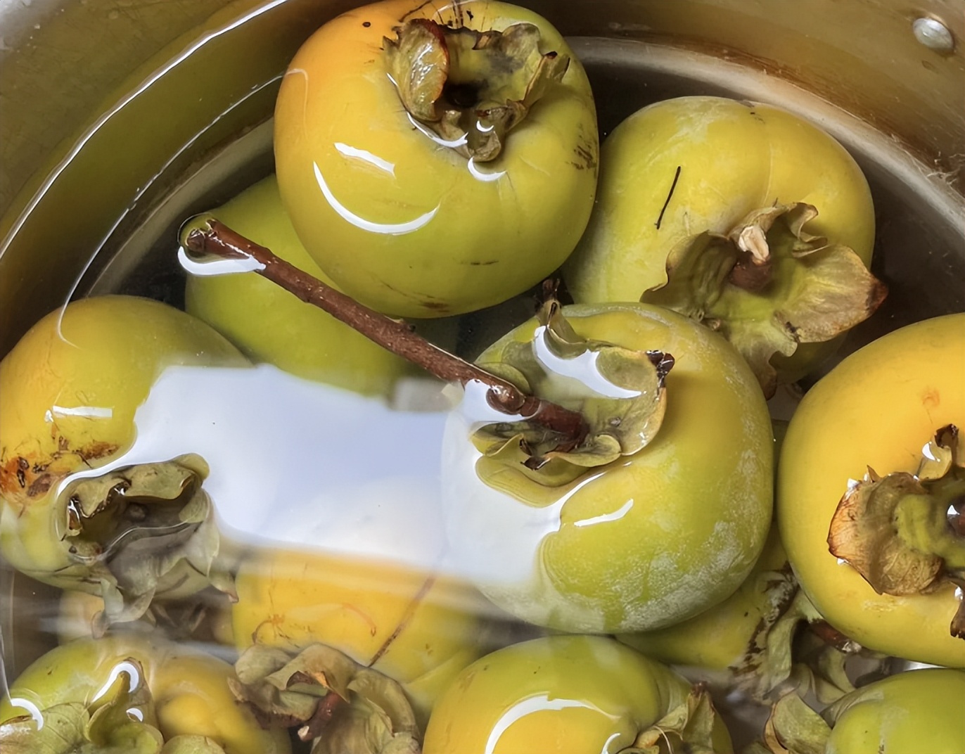 青柿子与带鱼同食风险示意图