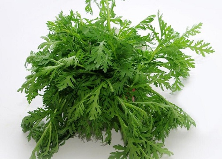 一束新鲜采摘的蒿子杆,茎部洁白粗壮,叶片翠绿,整齐捆扎放在竹筐中,背景为清晨农贸市场,阳光柔和洒落,突出其新鲜与自然气息 蒿子杆新鲜采摘特写