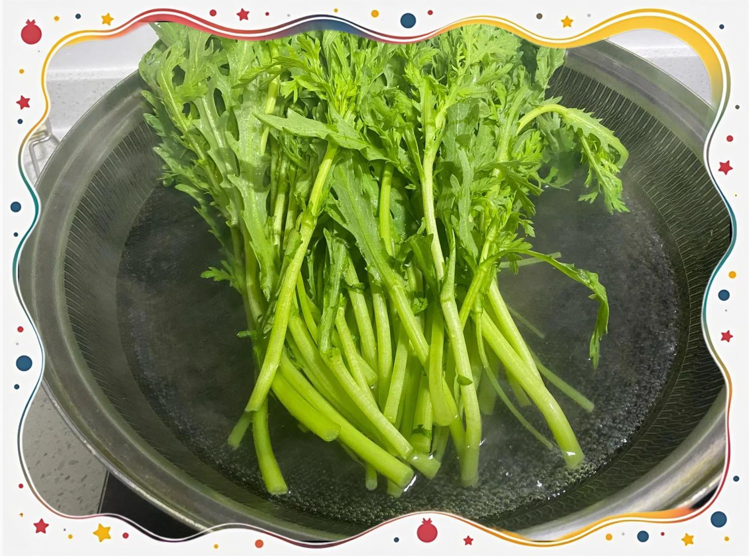 油菜焯水过程特写