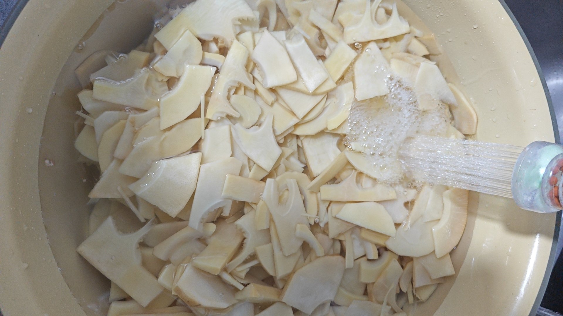 展示绿竹笋去壳、切段、焯水、冷却、冷冻的全过程,清晰展示每一步操作 绿竹笋冷冻处理步骤图