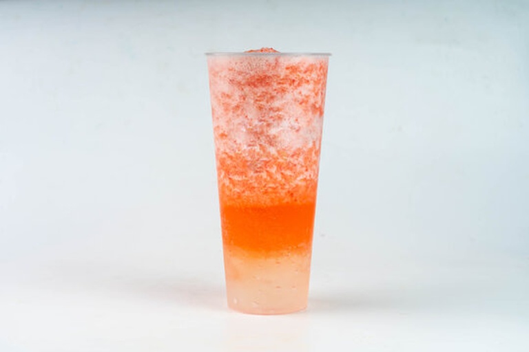 火龙果猕猴桃苹果三色渐变果汁成品图,展示分层效果与自然光线下的色彩美感 透明玻璃杯中呈现三层渐变果汁,底部浅黄为苹果汁,中间翠绿为猕猴桃汁,顶部粉红为火龙果汁,杯子置于木质餐桌