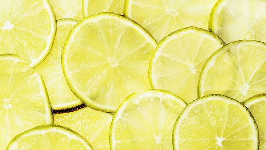 高清微距摄影:成熟鲜柠檬(Citrus limon)横切结构图,展示典型芸香科柑橘属水果的汁囊排列、维管束分布及表皮油腺特征,用于佐证其植物学分类与新鲜状态 鲜柠檬横切面特写,果肉饱满多汁,可见清晰放射状维管束与晶莹透明的柠檬汁囊,表皮呈鲜亮浅黄色带细微油胞点,背景为纯白无影摄影布