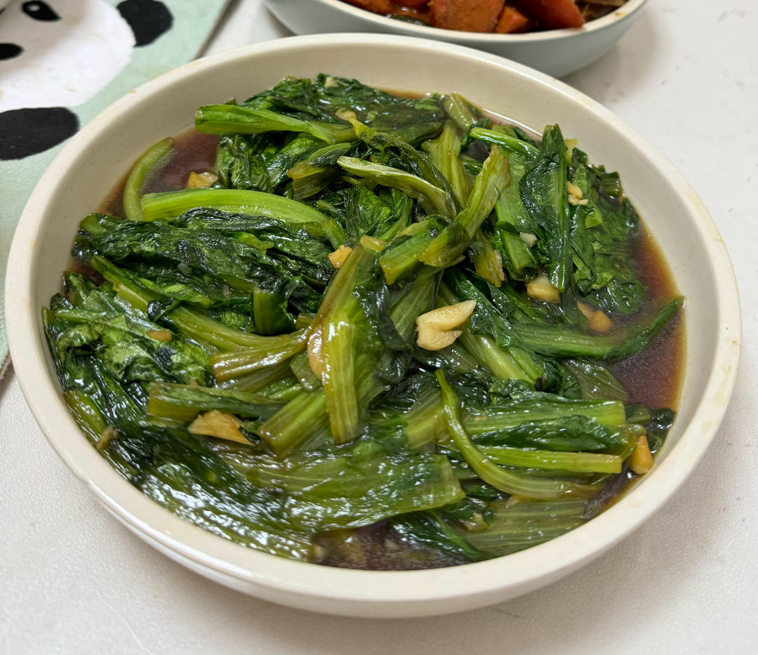 出锅装盘的蒜蓉油麦菜,色泽鲜亮,蒜香扑鼻 出锅装盘的蒜蓉油麦菜,色泽鲜亮,蒜香扑鼻