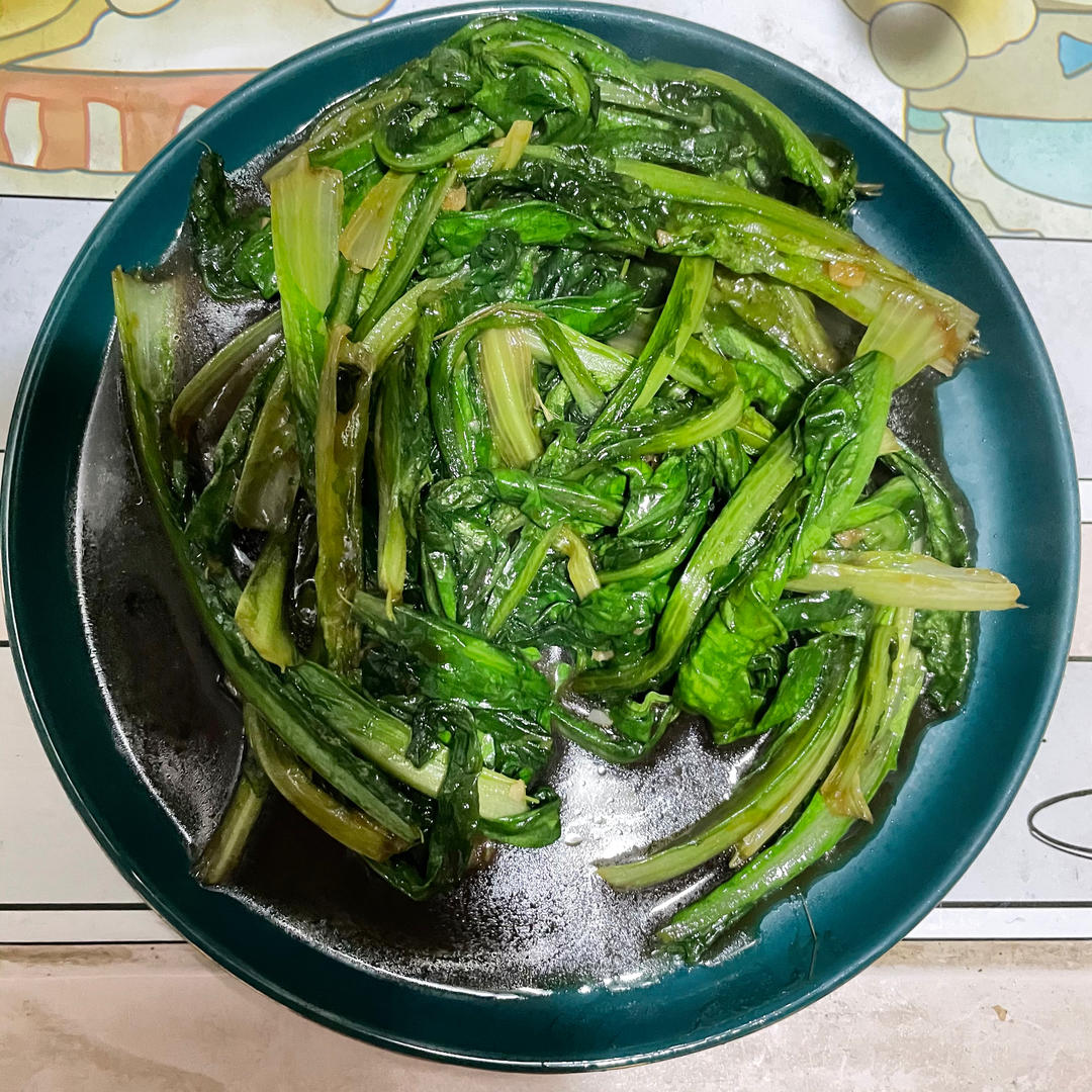 三种即食油麦菜成品摆盘：左为蒜香凉拌（翠绿油亮配红椒丝）、中为麻酱拌菜（棕褐色酱汁裹菜叶撒白芝麻）、右为清汤（浅琥珀色汤中浮着油麦菜与紫菜虾皮）