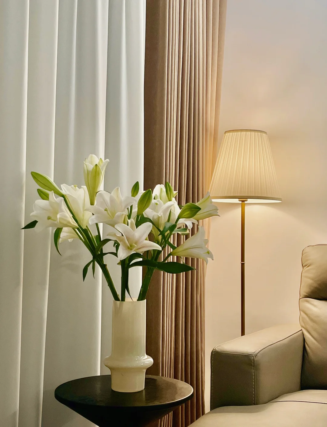 百合花瓶插在室内花瓶中