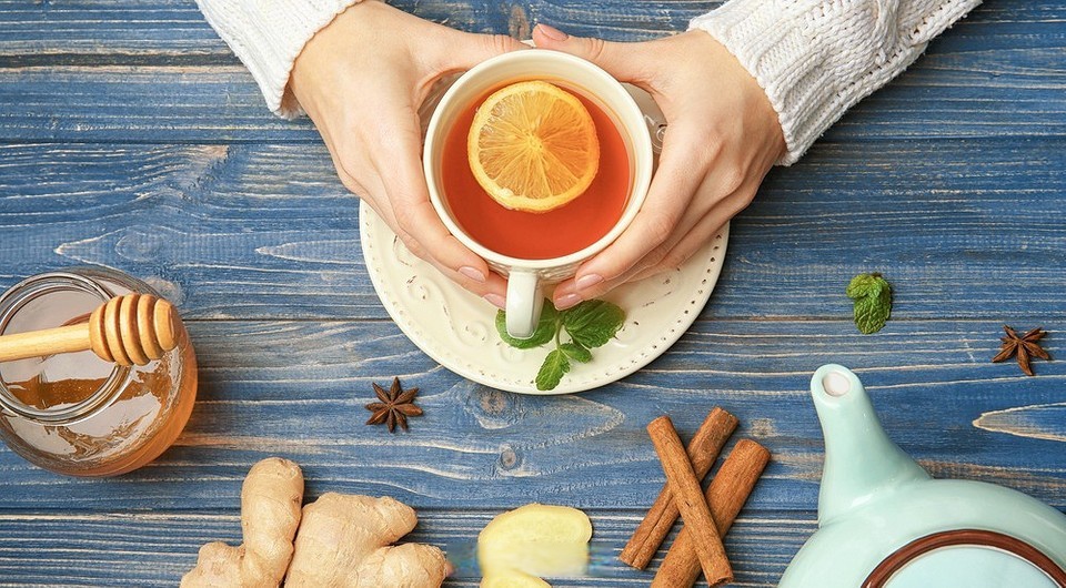 一杯热气腾腾的姜母茶放置在木质桌面上,茶汤呈琥珀色,碗边点缀几片浮起的姜片,旁边配有一小块红糖,整体氛围温暖治愈 姜母茶成品展示