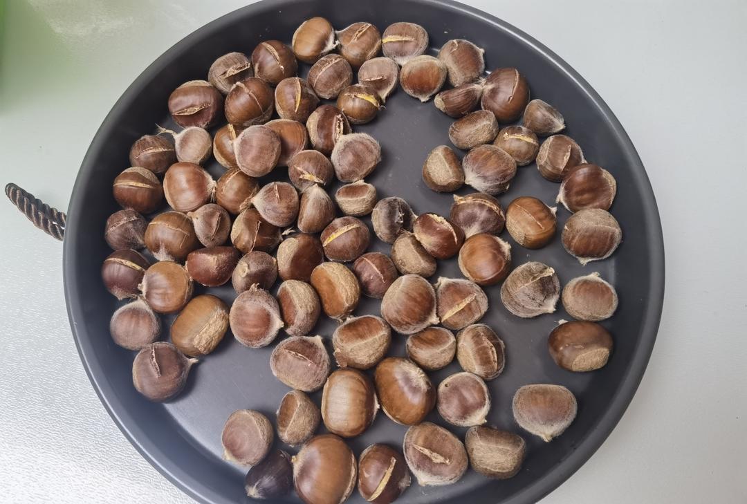 刚出炉的烤栗子特写