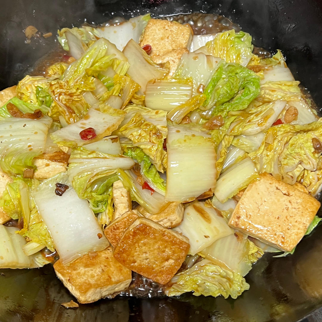 高清实拍:三种科学吃法——左:猪油白菜炖豆腐(温中护胃);中:白菜帮切丝+姜末清炒(宣肺散寒);右:白菜心焯水+山药泥拌食(健脾助运),全部采用胶州大白菜青帮白心部位 胶州大白菜家常烹饪三式