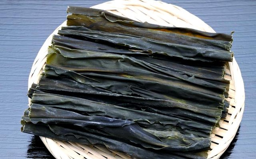 家庭厨房中检查干海带场景