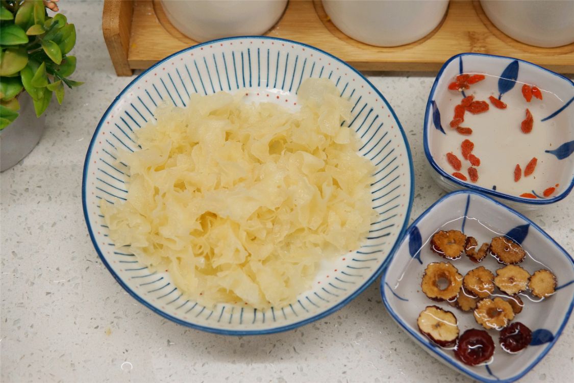 银耳泡发与烹饪示意图