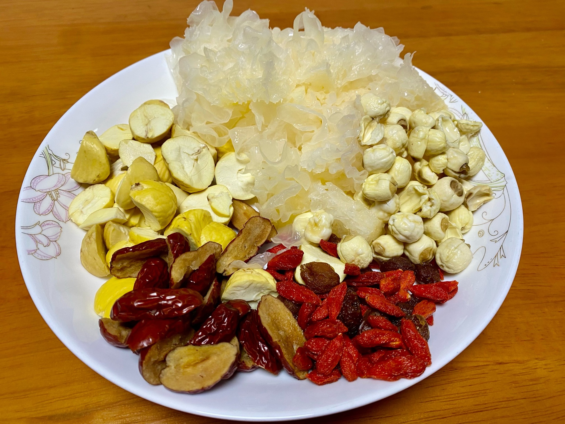 银耳莲子红枣食材展示图