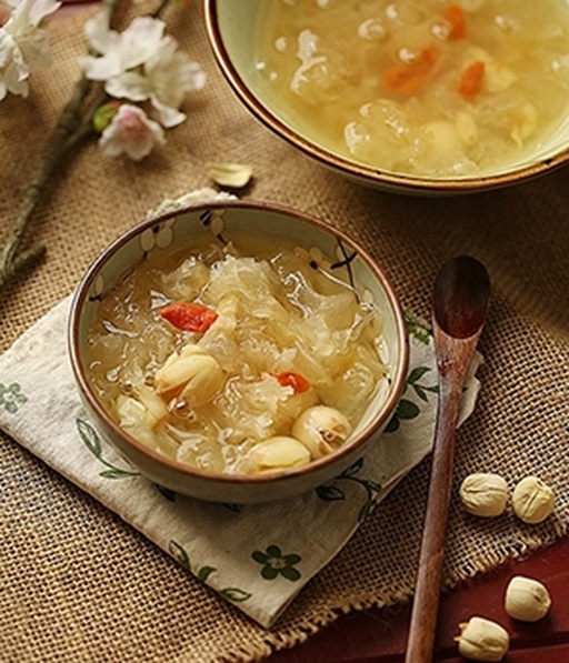 炖煮后的丑耳羹特写