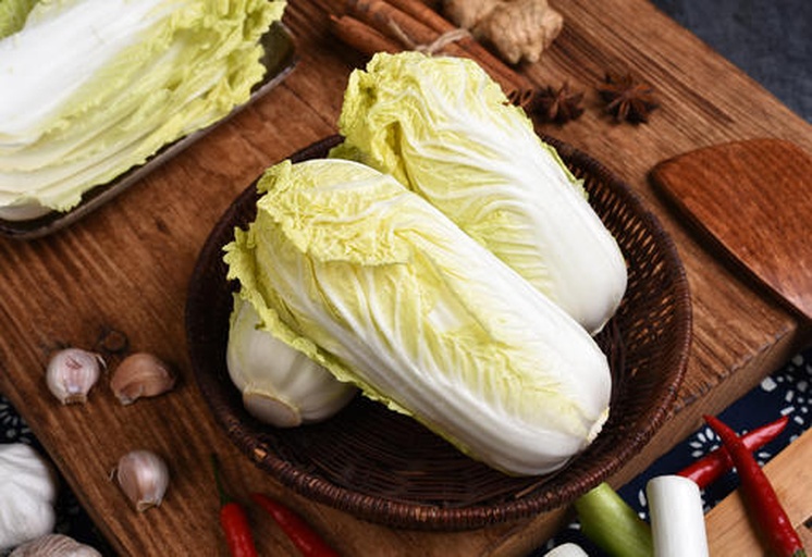 成品摆盘与食材原料对比图